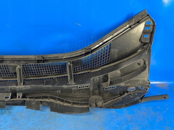 PLASTIQUE SOUS PARE-BRISE TIRANT 55781-52590 LEXUS LBX 23-