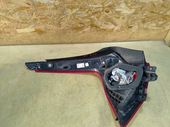 VOLVO V60 I PHARE DROIT ARRIÈRE 31214964 11-