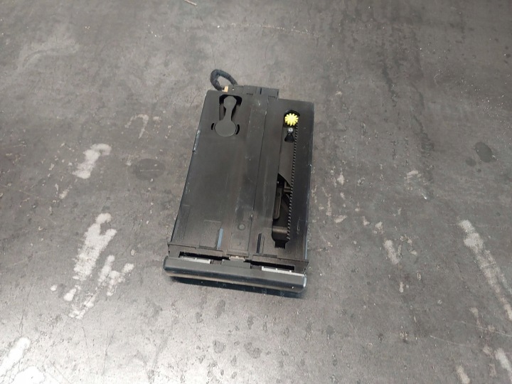 POIGNÉE SUR GODET DANS DESCE INSTRUMENTATION AUDI A4 B5 8D 8D0862534A