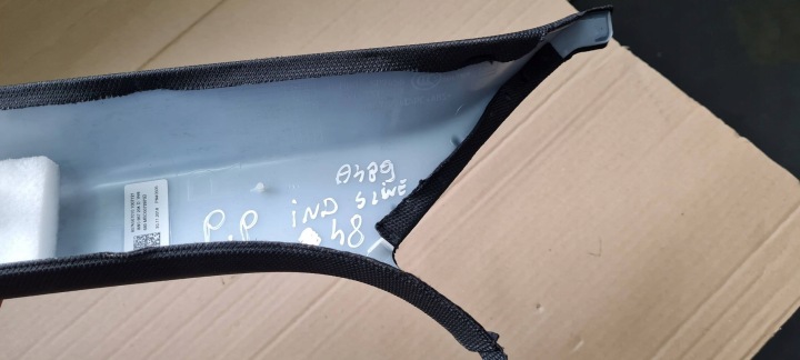 A4 B9 8W LIFT PROTECTION MONTANTS PARE-BRISE A DROIT AVANT SLINE 8W0867234D
