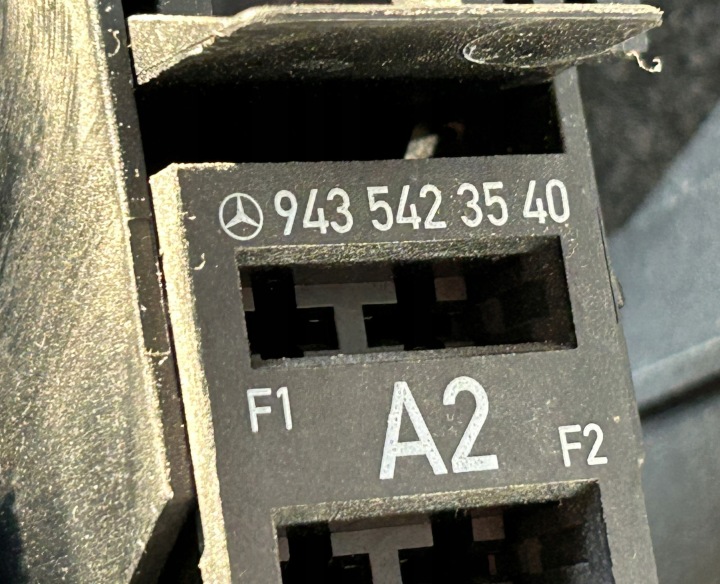 MOULURE BOÎTES FUSIBLES MERCEDES ACTROS MP4 9435423540