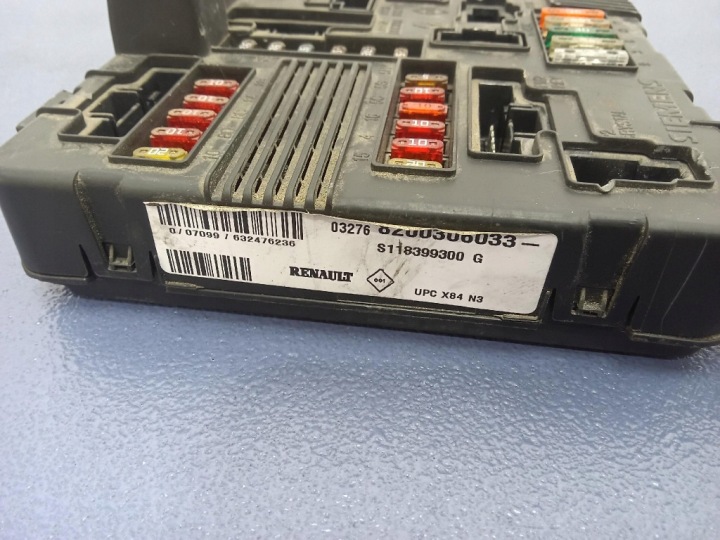 RENAULT MEGANE II BOÎTE FUSIBLES MODULE UPC 8200306033