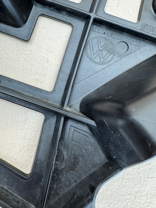 VOLKSWAGEN PASSAT B8 19R- GLISSIÈRE FIXATION PARE-CHOCS DROIT AVANT 3G0807178D