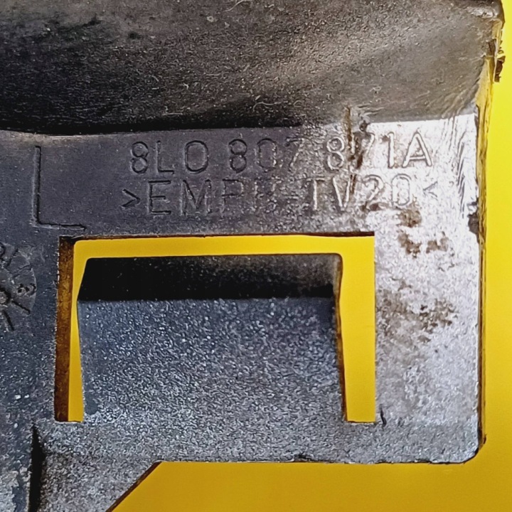 MOULURE SOUS LAMPE GAUCHE ARRIÈRE AUDI A3 8L 8L0807871A NR50