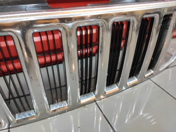 JEEP CHEROKEE LIBERTY KK CALANDRE GRILLE CHROME ORIGINAL EN BON ÉTAT