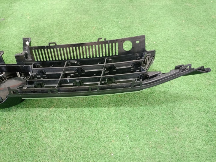 VW TOURAN 5TA GRILLE CALANDRE AVANT