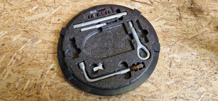 MERCEDES W215 W220 INSERT ROUES DE RÉSERVE COUVERCLE A2205800005