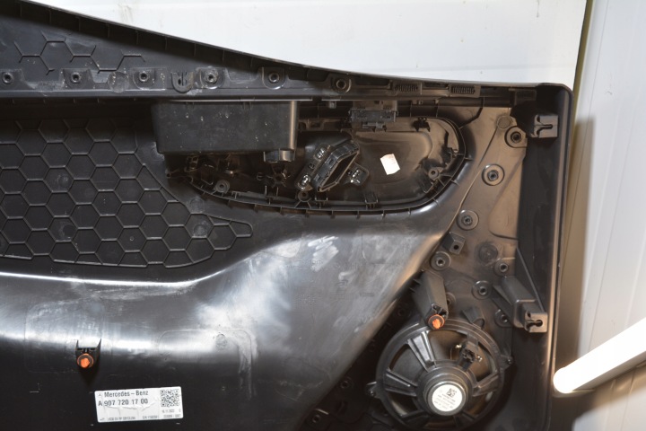 MERCEDES SPRINTER W907 W910 COLLECTEUR PORTES DROIT AVANT EUROPE A9077201700