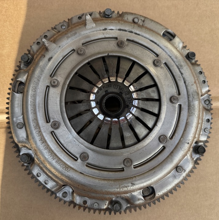 VOLANT D'INERTIE EMBRAYAGE RIGIDE VW JETTA V 1.6 TDI 702730 702098