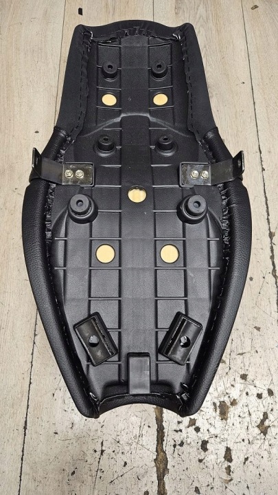 ORIGINE SIÈGE BANQUETTE ARRIÈRE DOUBLE HYOSUNG GV 300 AVEC BOBBER 46110HG7200