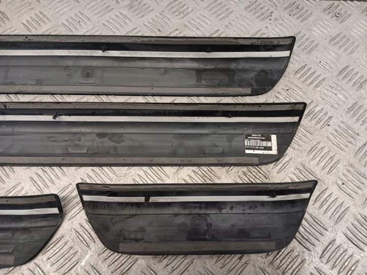 ARRIÈRE GAUCHE MOULURE SEUIL AUDI Q3 (8U) 8U0853375 25403973 2.0L 135KW 2016