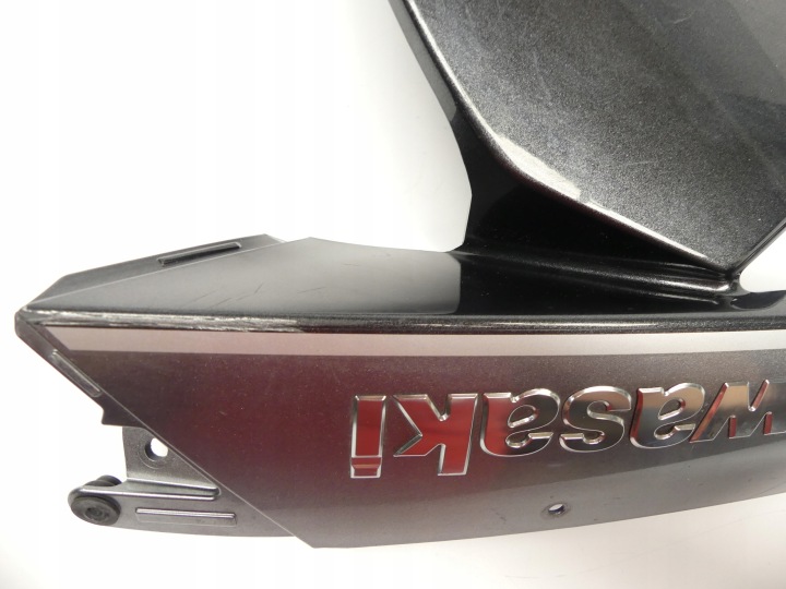 CÔTÉ GAUCHE DÉFLECTEUR D'AIR CASQUETTE KAWASAKI GTR 1400 10+