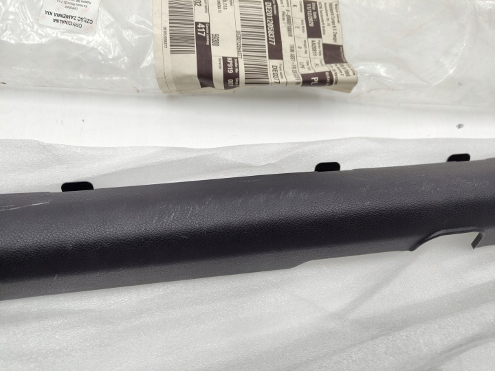 REVÊTEMENT SEUIL PORTES DROIT AVANT KIA SPORTAGE IV 85880F1000WK ORIGINAL