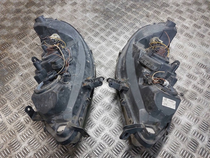 PHARE GAUCHE AVANT DROIT AVANT OPEL ZAFIRA A LIFT Z380 90582021