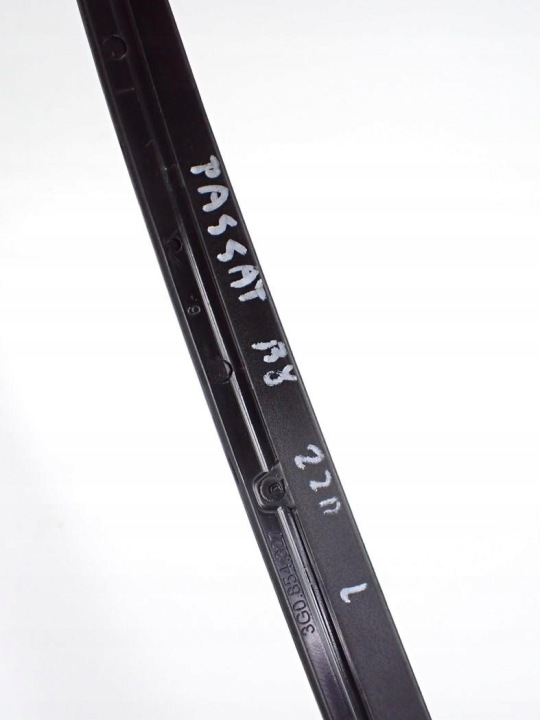 MOULURE PARE-BRISE AVANT GAUCHE 3G0854327 VW PASSAT B8 22R