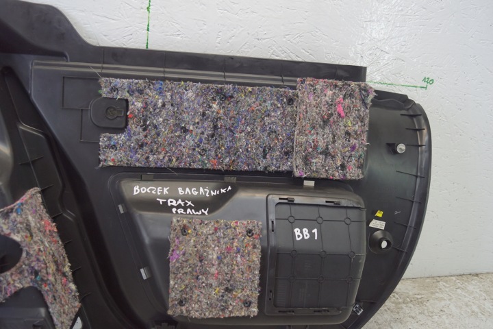 COLLECTEUR COUVERCLES DE COFFRE DROIT CHEVROLET TRAX 95190815