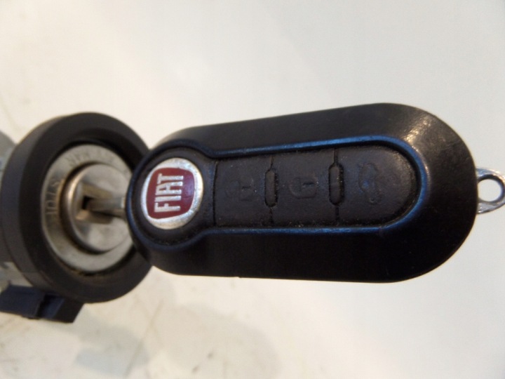 FIAT 500L CONTACTEUR D'ALLUMAGE CLÉ TÉLÉCOMMANDE 505254280
