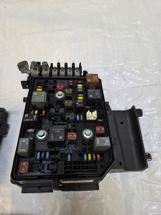 MODULE BOÎTE FUSIBLES OPEL ASTRA V K 1.6 CDTI 39040853