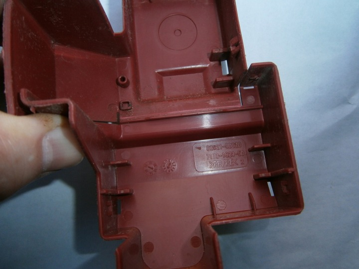 11-19 YARIS III PROTECTION BORNES BATTERIE 82621-0D020