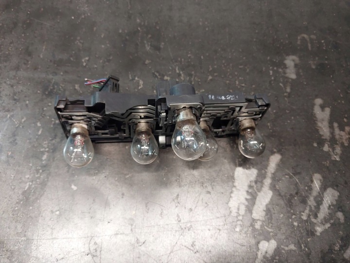 DOUILLE D'AMPOULE ARRIÈRE DROITE VOLKSWAGEN PASSAT B5 UNIVERSEL LIFT 3B9945258B
