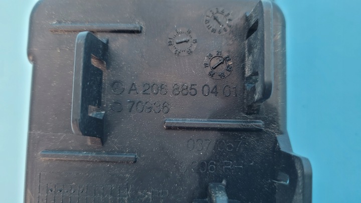 MERCEDES W206 22R POIGNÉE FIXATION RADAR DROIT AVANT A2068850401