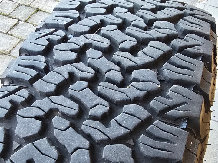 PNEU BF GOODRICH ALL-TERRAIN T/A K02 285X70X17 DOT 4524 FORD RAPTOR BONNES CONDITIONS