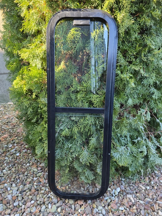 SZYBA/SWIETLIK VERS KONIOWOZOW, TAILLE 84X29 I 80X25, TEMPERED 43R-001529