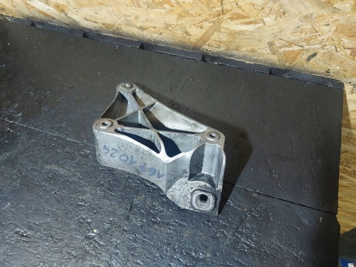 POIGNÉE FIXATION MOTEUR GAUCHE BMW 5 E39 525D M57D25 256D1 163KM 6750441