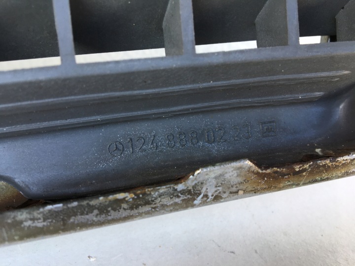 GRILLE CALANDRE RADIATEUR MERCEDES W124 1248880223 1985-1993