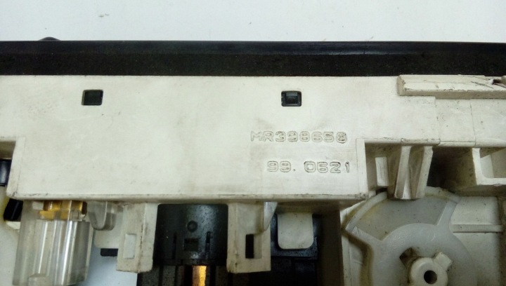 PANNEAU COMMANDE CONDUIT D'AIR MITSUBISHI SPACE RUNNER NR721
