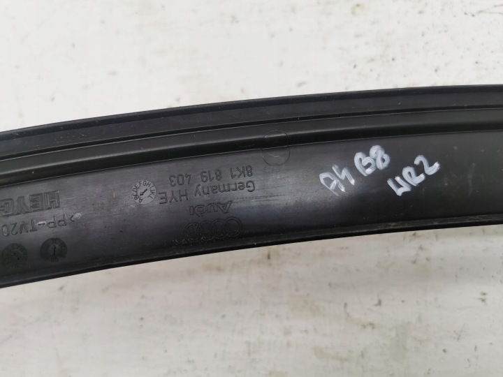 MOULURE PLASTIQUE SUPÉRIEURE AUDI A4 B8 8K1819403 07-15