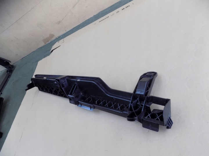 VOLVO XC40 FIXATION PLANCHERS COUVERCLES DE COFFRE GAUCHE 32131207