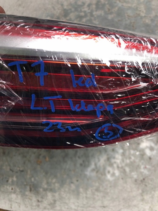 PHARE LED GAUCHE ARRIÈRE DANS COUVERCLE DE COFFRE VW T7 7T0945093