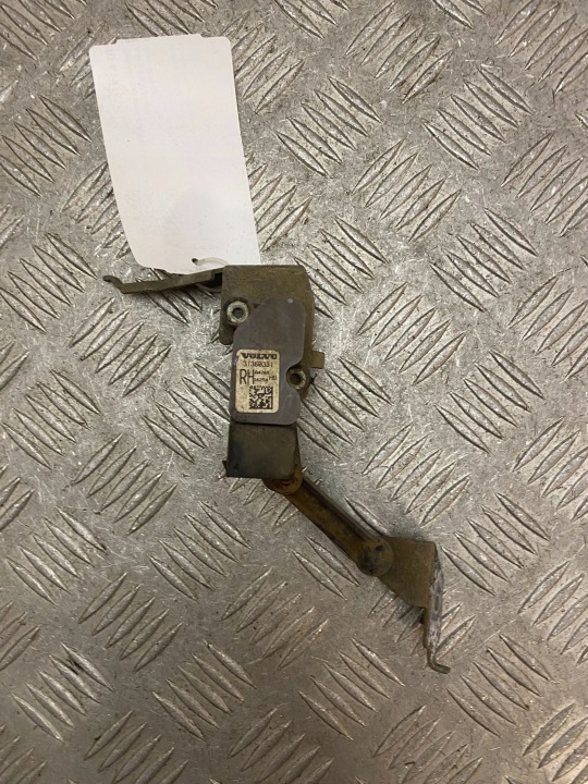 VOLVO XC90 CAPTEUR SUSPENSIONS PNEUMATIQUE ARRIÈRE 31360331
