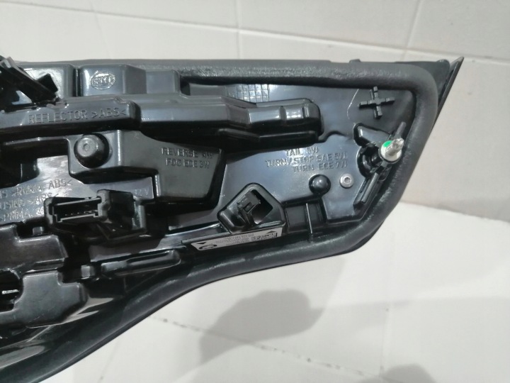 PHARE DROITE ARRIÈRE ARRIÈRE DANS COUVERCLE DE COFFRE BMW IX3 G08 LCI