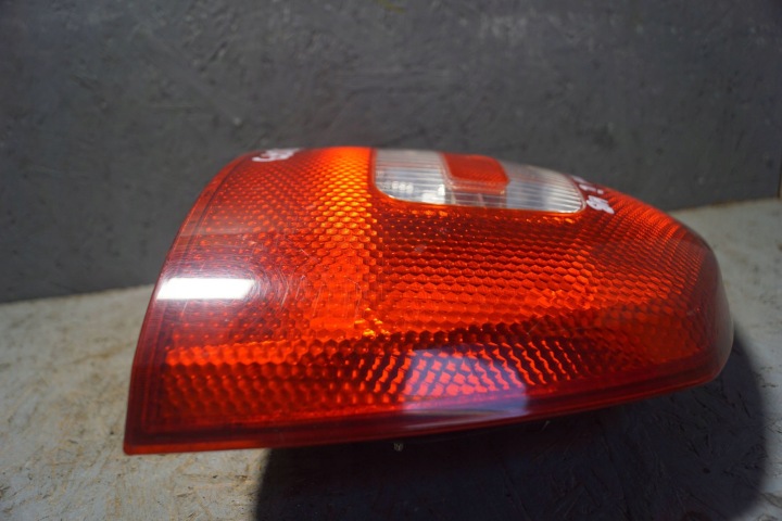 SKODA OCTAVIA II PHARE DROIT ARRIÈRE HAYON (S2073)