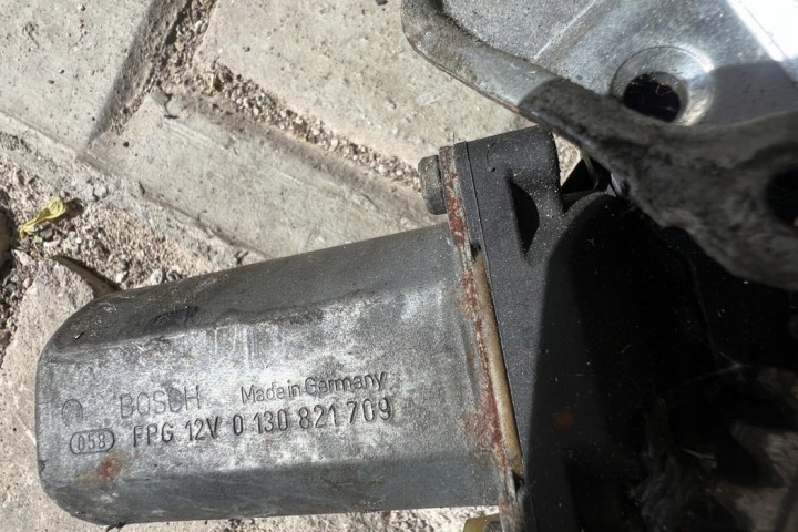ÉLÉVATEUR VITRES DROITS AVANT PORTES AUDI 100 (5000) 0130821709 2000