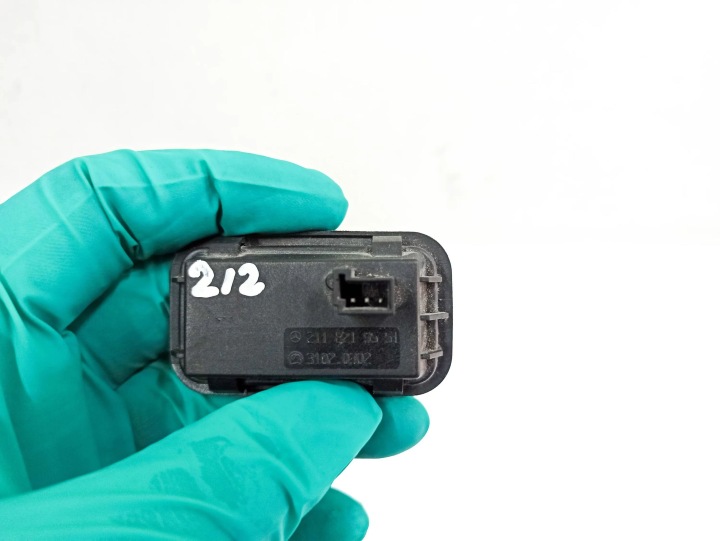 BOUTON OUVERTURE COUVERCLES DE COFFRE COUVERCLES DE COFFRE MERCEDES-BENZ E (W211) 2118219551 3.0L