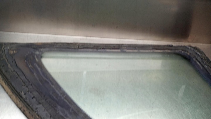 VITRE CARROSSERIE DROITE ARRIÈRE MAZDA 626 UNIVERSEL 99R