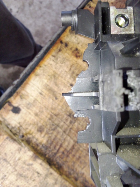 CHÂSSIS CENTRALE K AVEC PANNEAU I ÉTRIER DE FIXATION SUR GODETS 8D0862534A 8D0858005M
