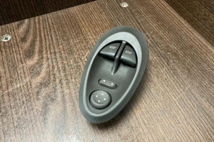 BOUTON COMMANDE VITRE ARRIÈRE GAUCHES PORTES IVECO