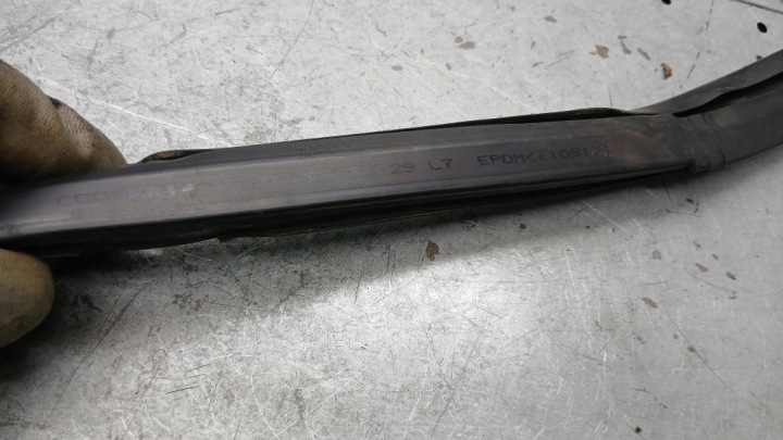 JOINT D'ÉTANCHÉITÉ DROITE ARRIÈRE VOLVO V70 II 2.4D5 00-05R