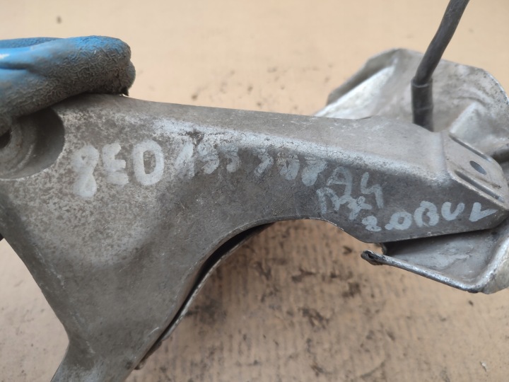 POIGNÉE MOTEUR AUDI A4 B7 2.0 TURBO BUL 8E0199308