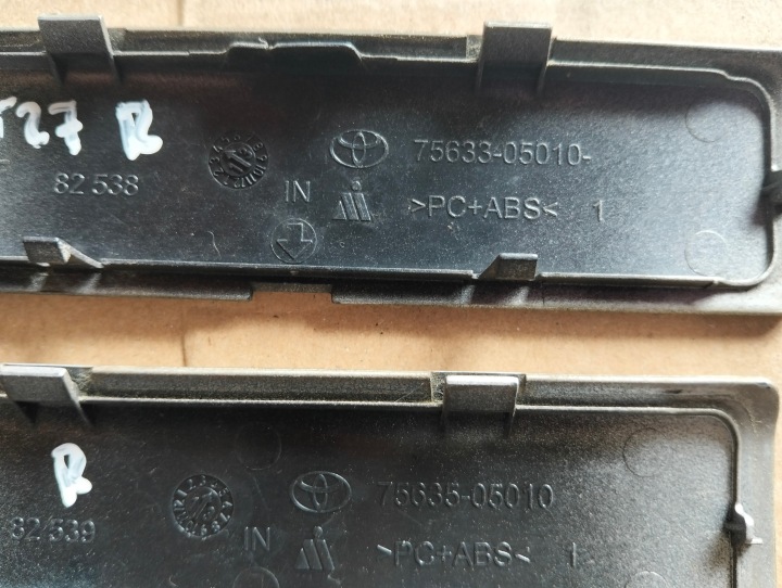 BOUCHONS RELINGOW GAUCHE I DROIT TOYOTA AVENSIS T27 UNIVERSEL LIFT