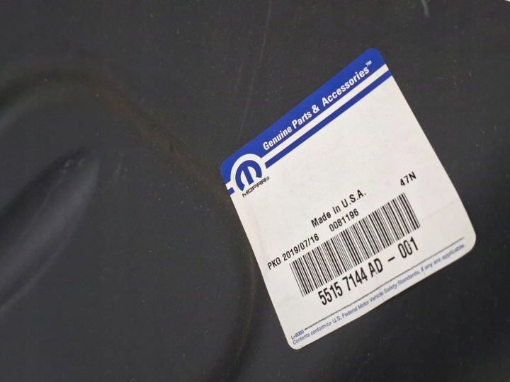 PASSAGE DE ROUE AVANT DROIT JEEP CHEROKEE KK 01- NOUVEAU OEM 55157144AD