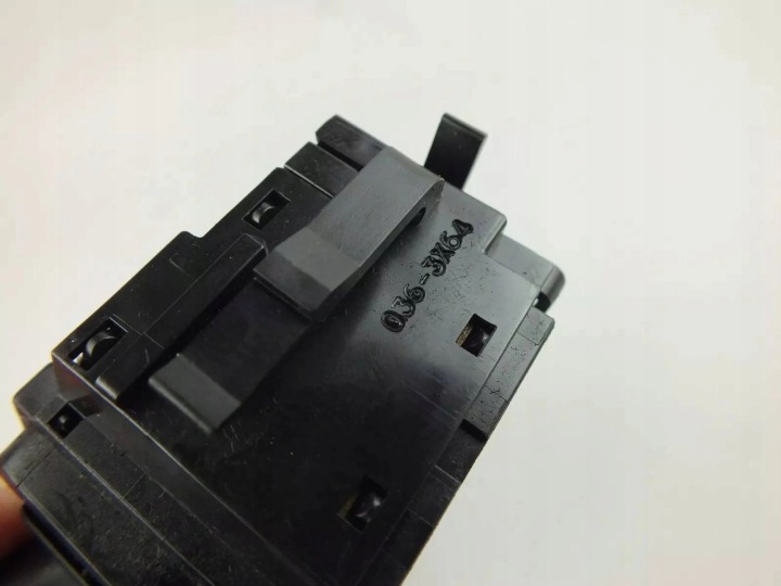 MANETTE CLIGNOTANTS MITSUBISHI COLT CZ3 17E018