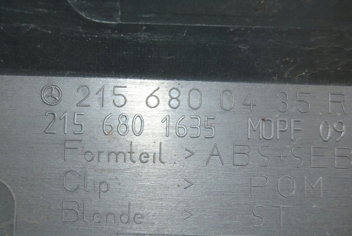 MERCEDES-BENZ AVEC W220 2004 KIT MOULURES SEUILS (WEWNETRZNYCH)