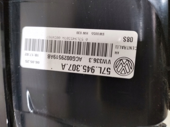 VW TAYRON II CACHE DANS COUVERCLE DE COFFRE 57L945307A (SZCZECIN-GORZOW- POZNAŃ 5299