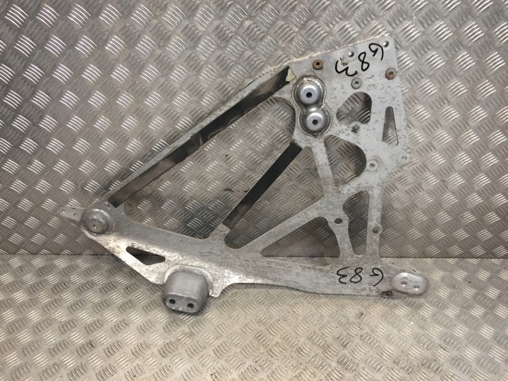 BMW M4 G83 ENTRETOISE CHÂSSIS DROITE 9504176