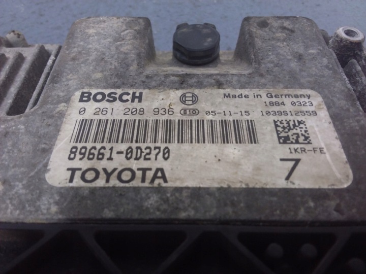 TOYOTA YARIS II 1.0B ORDINATEUR CONTRÔLEUR MOTEUR 89661-0D270 0261208936